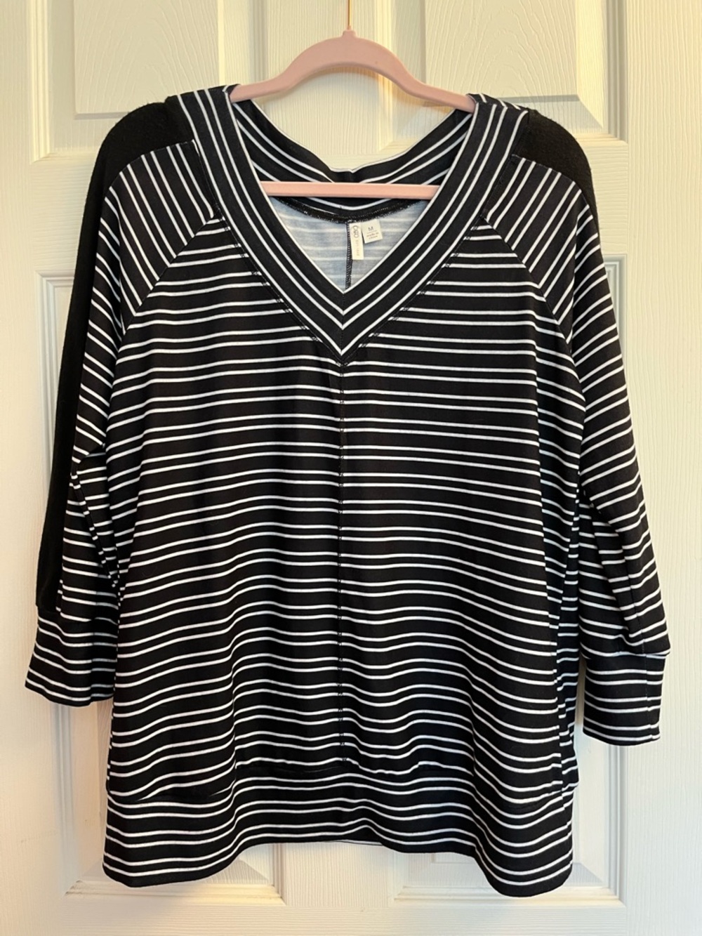 Cato Women’s Black & White Striped V-Neck Long Sleeve Top Medium